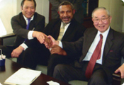 大臣と総長の握手